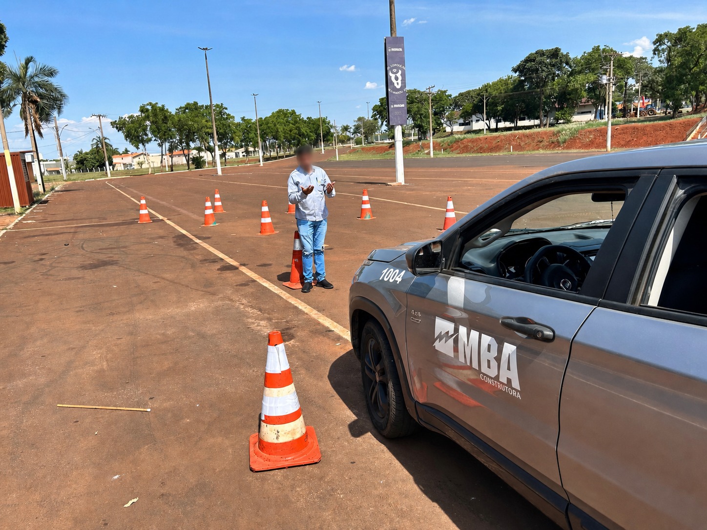Instrutor orientando condutor em pista de direção defensiva